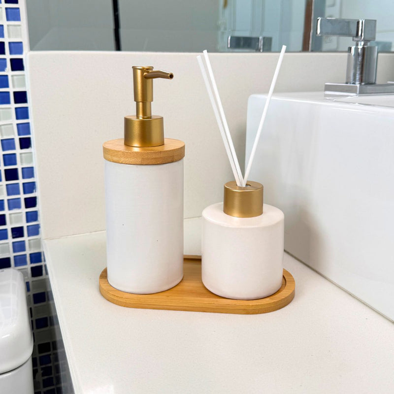 Kit Banheiro Aromas Liso 3 Peças - Conjunto Dispenser e Aromatizador em Porcelana com Bandeja em Bambu