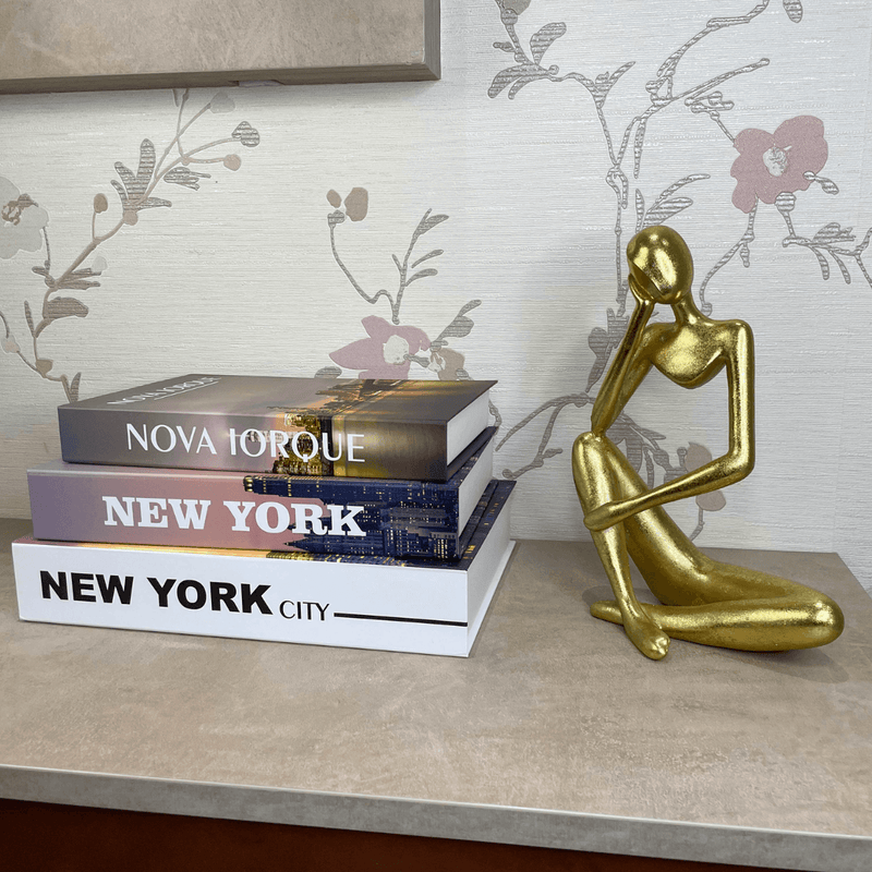 Estatueta Pensativa Dourada