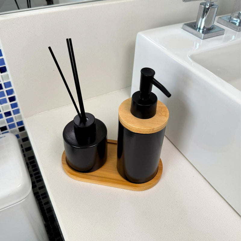 Kit Banheiro Aromas Liso 3 Peças - Conjunto Dispenser e Aromatizador em Porcelana com Bandeja em Bambu