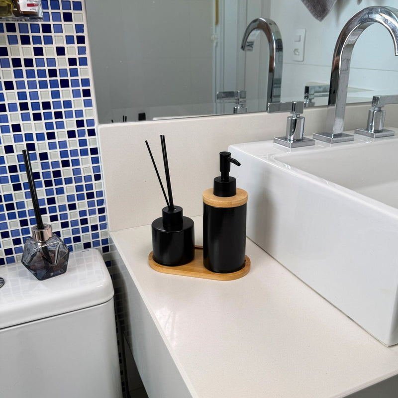 Kit Banheiro Aromas Liso 3 Peças - Conjunto Dispenser e Aromatizador em Porcelana com Bandeja em Bambu