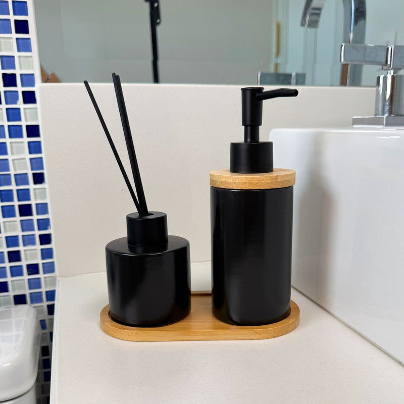 Kit Banheiro Aromas Liso 3 Peças - Conjunto Dispenser e Aromatizador em Porcelana com Bandeja em Bambu