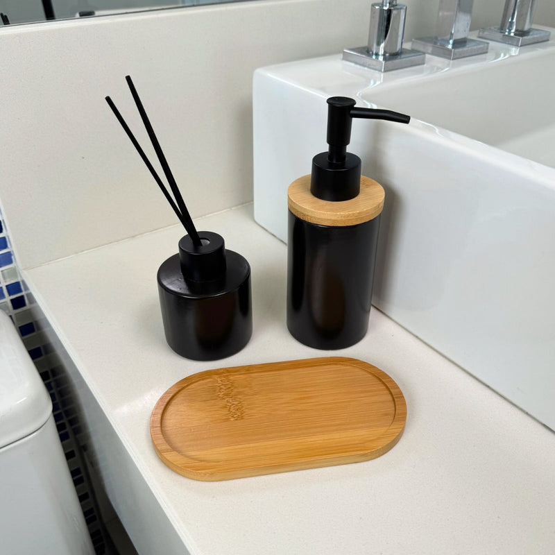 Kit Banheiro Aromas Liso 3 Peças - Conjunto Dispenser e Aromatizador em Porcelana com Bandeja em Bambu