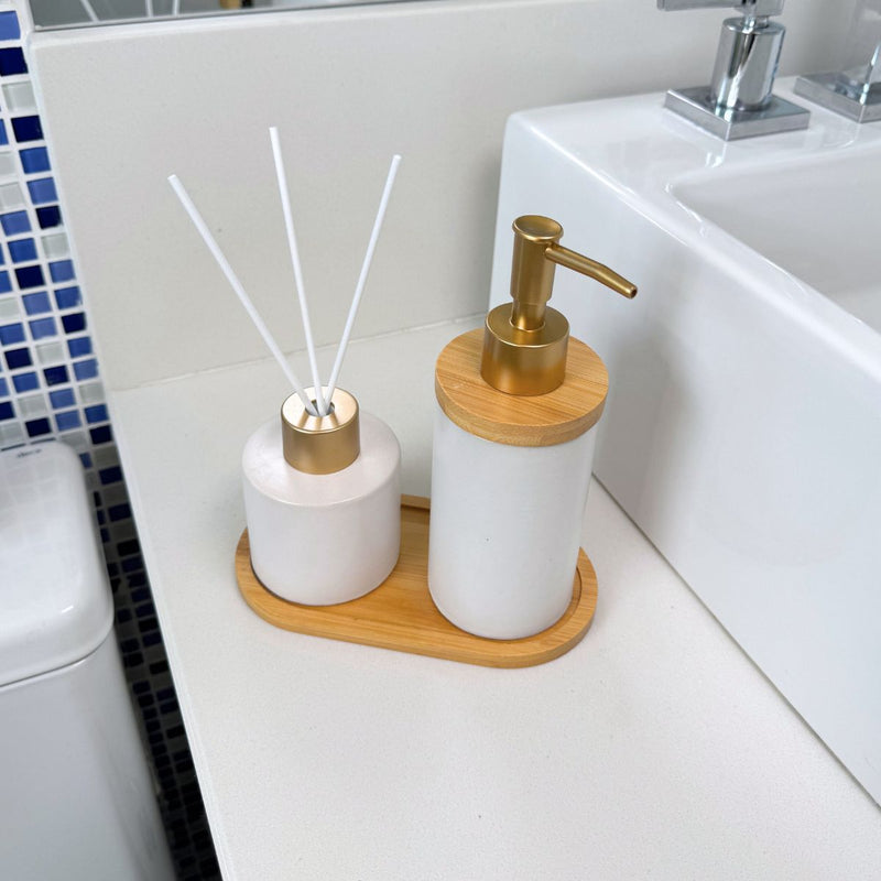 Kit Banheiro Aromas Liso 3 Peças - Conjunto Dispenser e Aromatizador em Porcelana com Bandeja em Bambu