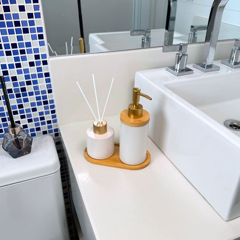 Kit Banheiro Aromas Liso 3 Peças - Conjunto Dispenser e Aromatizador em Porcelana com Bandeja em Bambu